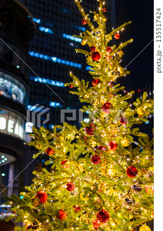 東京のクリスマスの夜 イルミネーション 丸の内 東京のクリスマスの夜 イルミネーション 丸の内 135517424