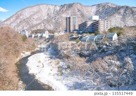栃木県日光市　冬の雪積る鬼怒川温泉と鬼怒川 135517449