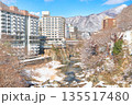 栃木県日光市　冬の雪積る鬼怒川温泉と鬼怒川 135517480