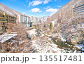 栃木県日光市　冬の雪積る鬼怒川温泉と鬼怒川 135517481