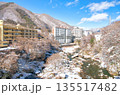 栃木県日光市　冬の雪積る鬼怒川温泉と鬼怒川 135517482