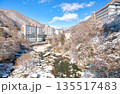 栃木県日光市　冬の雪積る鬼怒川温泉と鬼怒川 135517483