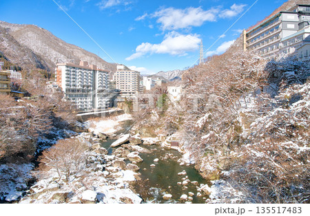 栃木県日光市　冬の雪積る鬼怒川温泉と鬼怒川 135517483