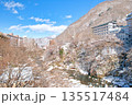 栃木県日光市　冬の雪積る鬼怒川温泉と鬼怒川 135517484