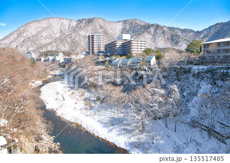 栃木県日光市　冬の雪積る鬼怒川温泉と鬼怒川 135517485