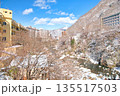 栃木県日光市　冬の雪積る鬼怒川温泉と鬼怒川 135517503