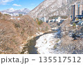 栃木県日光市　冬の雪積る鬼怒川温泉と鬼怒川 135517512