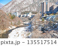 栃木県日光市　冬の雪積る鬼怒川温泉と鬼怒川 135517514