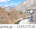栃木県日光市　冬の雪積る鬼怒川温泉と鬼怒川 135517516