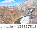 栃木県日光市　冬の雪積る鬼怒川温泉と鬼怒川 135517518