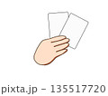 カードを持つ手のイラスト 135517720