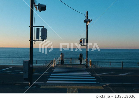 朝日と海と道と 朝日と海と道と 135519036