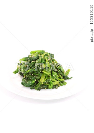 葉の花の胡麻和え　春の食べ物　明るい背景 135519119