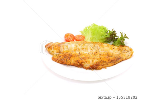 白身魚のムニエル　パンガシウス　明るい背景　魚料理 135519202