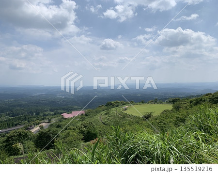 青空が広がる高原からの眺望と開放的な自然風景 135519216