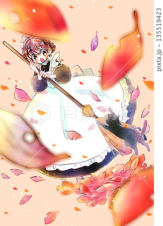 ほうきを持っているメイドさんと飛びかかる猫　落ち葉　沢山 135519423