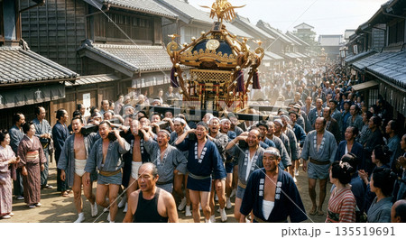 江戸時代の祭りで豪華な神輿を担ぎ通りを練り歩く男たちの熱気ある行列 135519691
