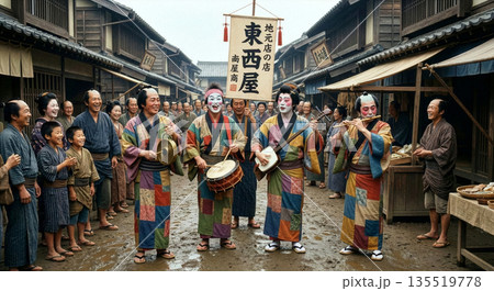 江戸の街角で楽器を鳴らし芸を披露するチンドン屋と見守る人々 135519778