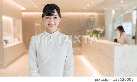 アジア人美容クリニックのスタッフ03 135520009