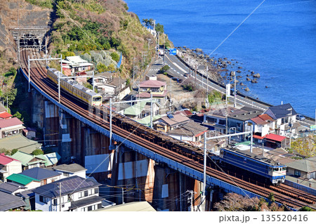 東海道本線 早川-根府川 JR貨物 EF65-2092+伊豆箱根鉄道 5000系 5504F 東海道本線 早川-根府川 JR貨物 EF65-2092+伊豆箱根鉄道 5000系 5504F 135520416