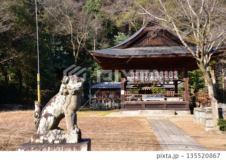 大津・蝉丸神社下社の狛犬と舞殿 大津・蝉丸神社下社の狛犬と舞殿 135520867