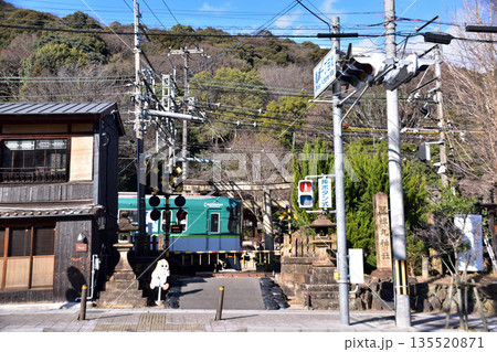 大津・蝉丸神社下社の踏切を通る京阪電車 135520871