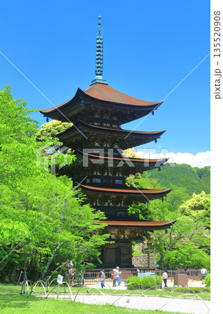 【山口県】新緑の瑠璃光寺五重塔 135520908