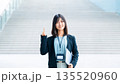 パソコンを持つ女性・ビジネスウーマン 135520960