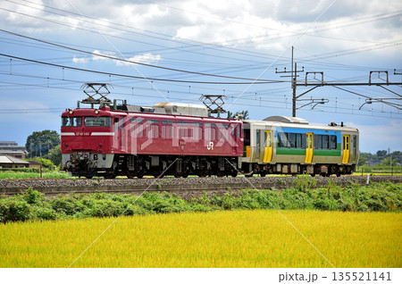東北本線　東鷲宮ー栗橋　JR東日本　EF81-140（田端）＋キハE130-106（幕張）　郡山入場 135521141