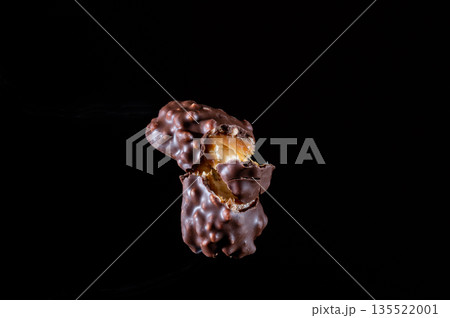 Side view of a chocolate bar. Chocolate bar with caramel. Chocolate candy. Side view. Isolate. Side view of a chocolate bar. Chocolate bar with caramel. Chocolate candy. Side view. Isolate. 135522001