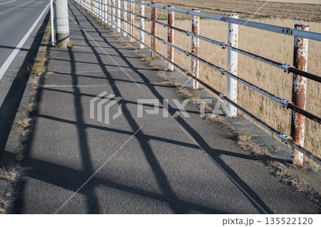 錆びた歩道用防護柵 135522120