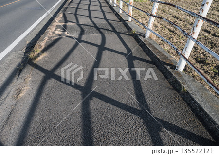 曲がった歩道用防護柵 135522121