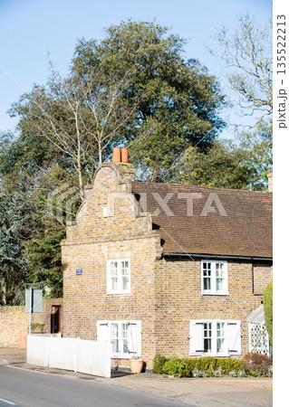 明るい日差しの下のレンガ造りの歴史的な建物　ロンドン郊外のリッチモンドの街並み 135522213