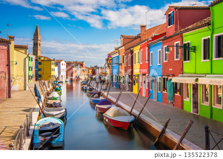 イタリア・ヴェネツィアのブラーノ島に並ぶカラフルな家々と運河の街並み景観 135522378