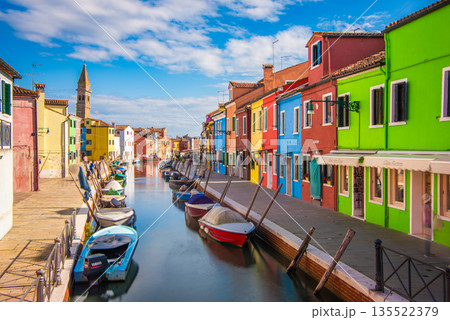 イタリア・ヴェネツィアのブラーノ島に並ぶカラフルな家々と運河の街並み景観 135522379