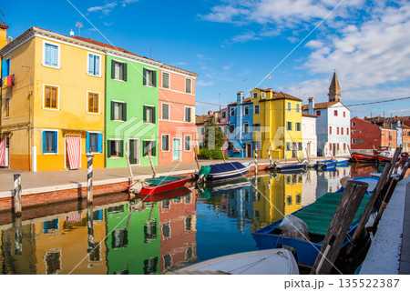 イタリア・ヴェネツィアのブラーノ島に並ぶカラフルな家々と運河の街並み景観 135522387