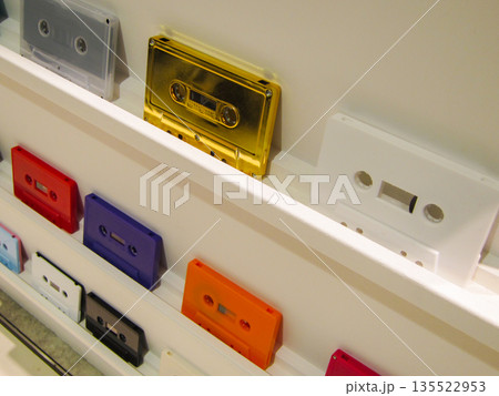 カラフルなカセットテープ 135522953