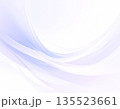 パステル色が広がる清潔感ある抽象的な波模様背景 135523661