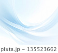 パステル色が広がる清潔感ある抽象的な波模様背景 135523662
