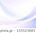 パステル色が広がる清潔感ある抽象的な波模様背景 135523665
