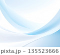 パステル色が広がる清潔感ある抽象的な波模様背景 135523666