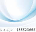 パステル色が広がる清潔感ある抽象的な波模様背景 135523668