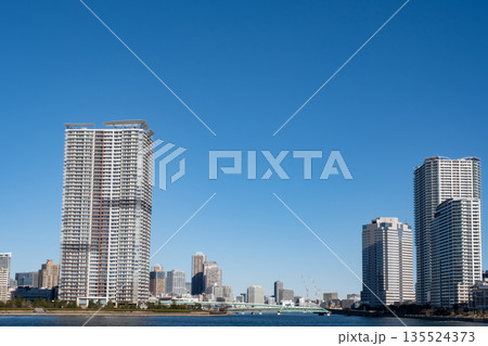 豊洲から春海橋方面の高層マンションを見た風景　東京ベイエリア 135524373