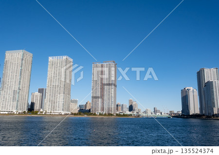 豊洲から春海橋方面の高層マンションを見た風景　東京ベイエリア 135524374