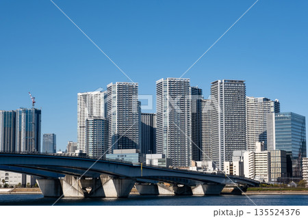 豊洲の晴海大橋と高層マンション群　東京ベイエリア 135524376