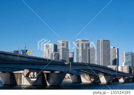 豊洲の晴海大橋と高層マンション群 豊洲の晴海大橋と高層マンション群 135524385