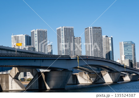 豊洲の晴海大橋と高層マンション群 豊洲の晴海大橋と高層マンション群 135524387
