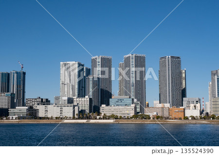 築地から晴海方面の高層マンション群を見た風景　東京ベイエリア 135524390