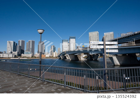 豊洲ぐるり公園の案内表示板と歩道の風景　東京ベイエリア 135524392