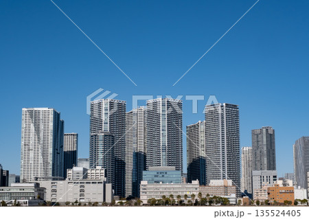 築地から晴海方面の高層マンション群を見た風景　東京ベイエリア 135524405